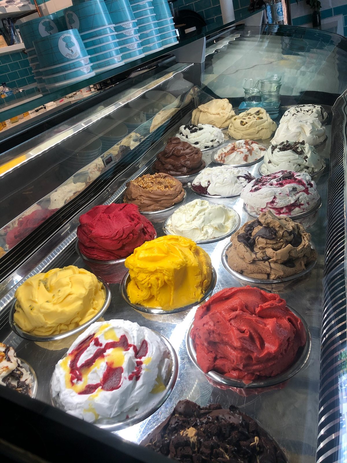 Handwerkliches Eis in der Katchi-Vitrine: viele frische Sorten nebeneinander