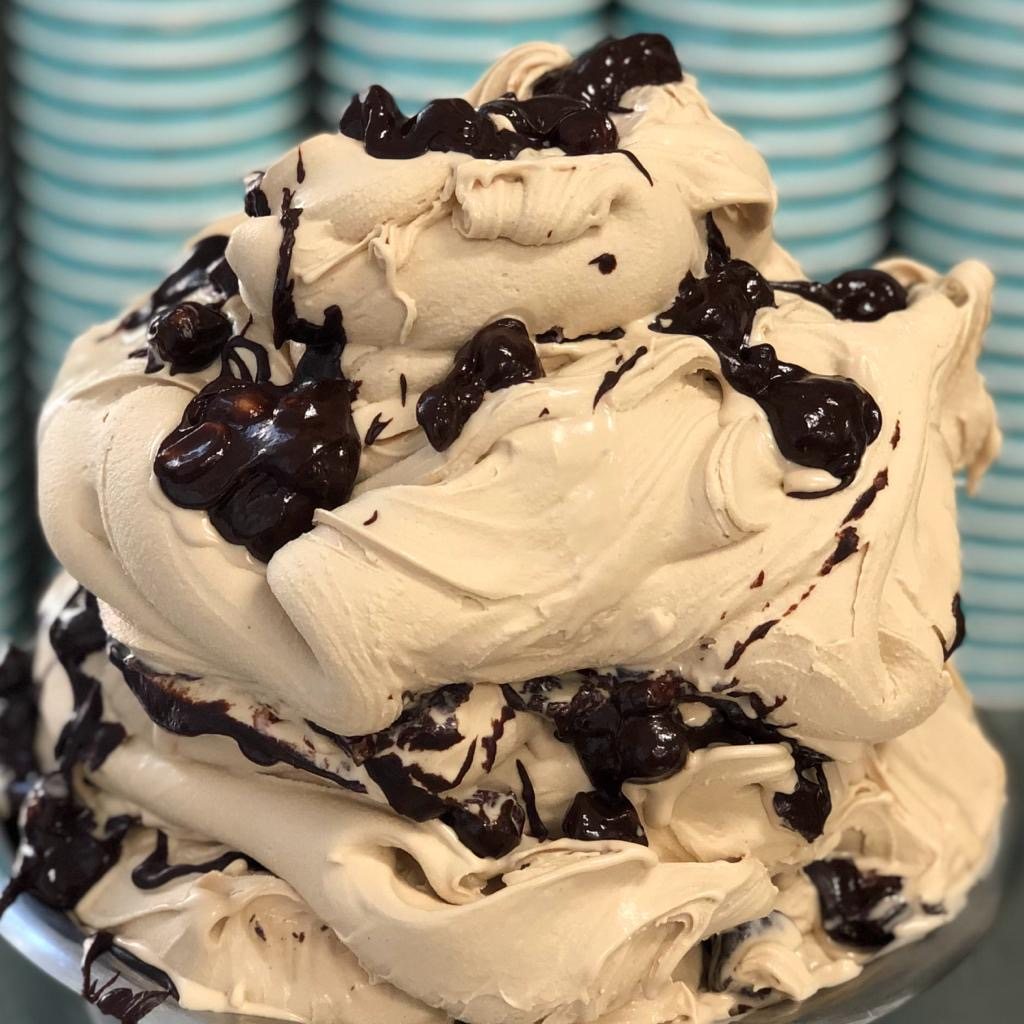 Kaffee-Eis mit dunklen Schokostücken in der Eiswanne