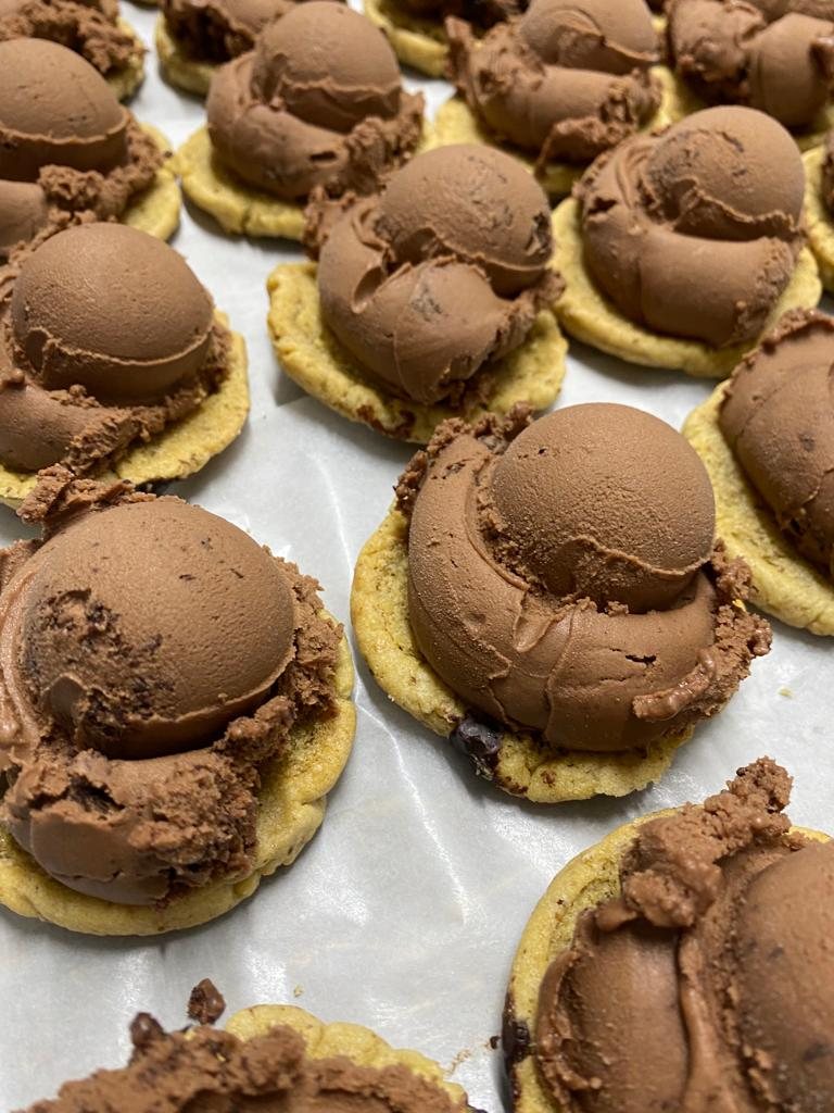 Nougat Eis Kugeln auf Cookies.