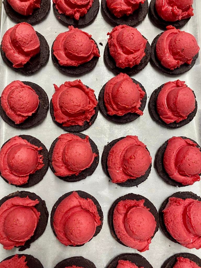 Raspberry Sorbet Eiskugeln auf Cookies.