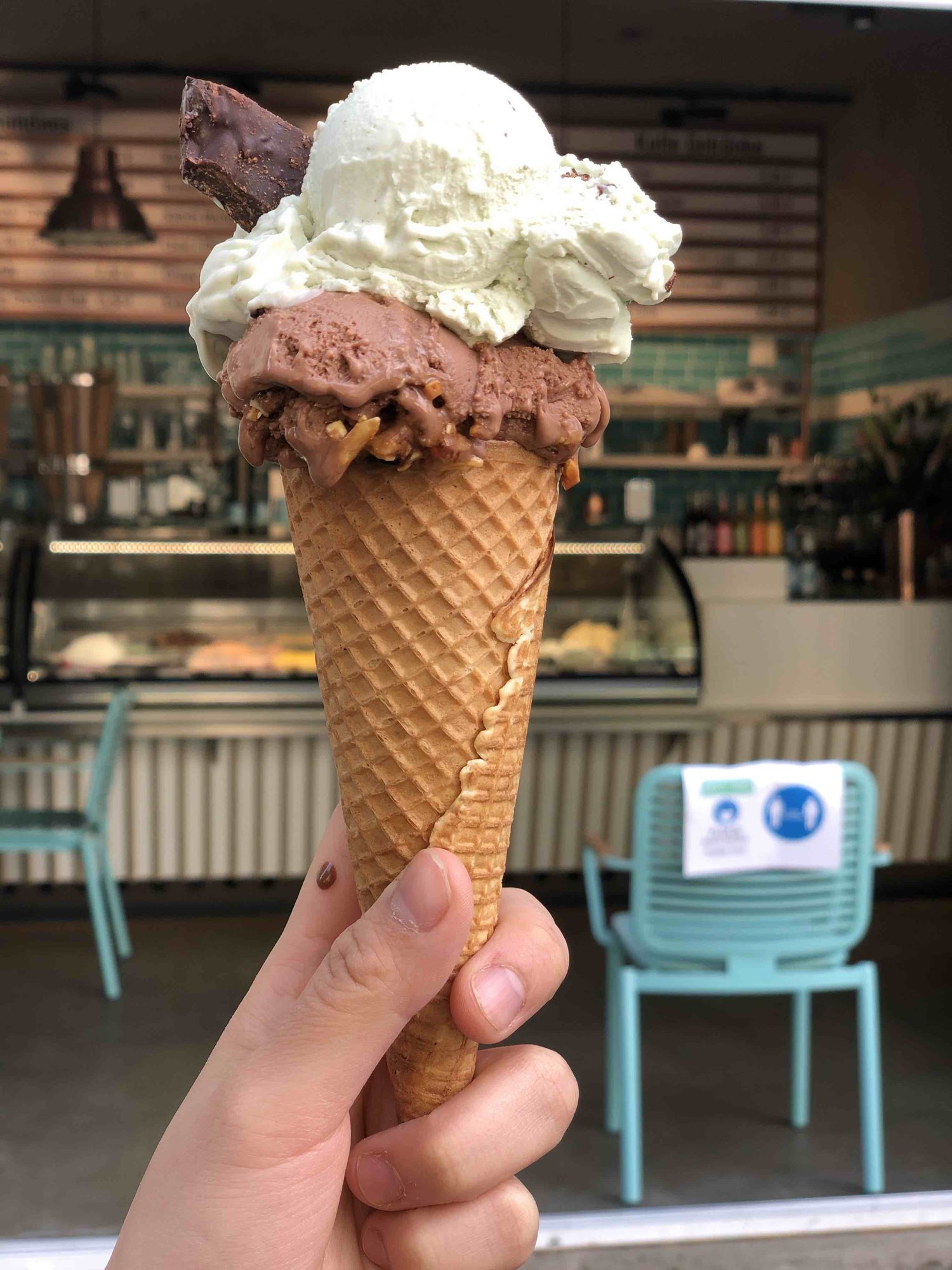 Zwei Kugeln Eis in der Waffel, Schokolade und Vanille, vor einer Katchi-Eisdiele in Berlin