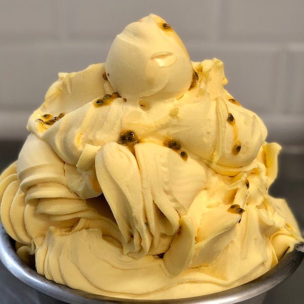 Mango-Eis von Katchi: Mangosorbet mit Maracuja-Kernen in der Eiswanne