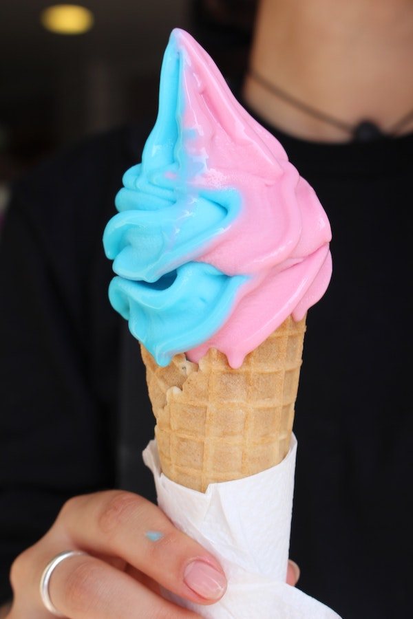 Blaues Softeis im Schlumpfeis-Look mit Rosa in der Waffel