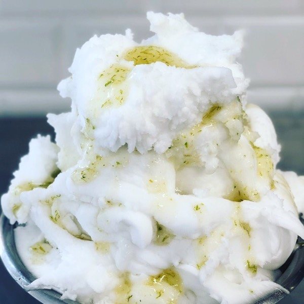 Limette-Minze-Sorbet von Katchi mit Minze und Limettenabrieb
