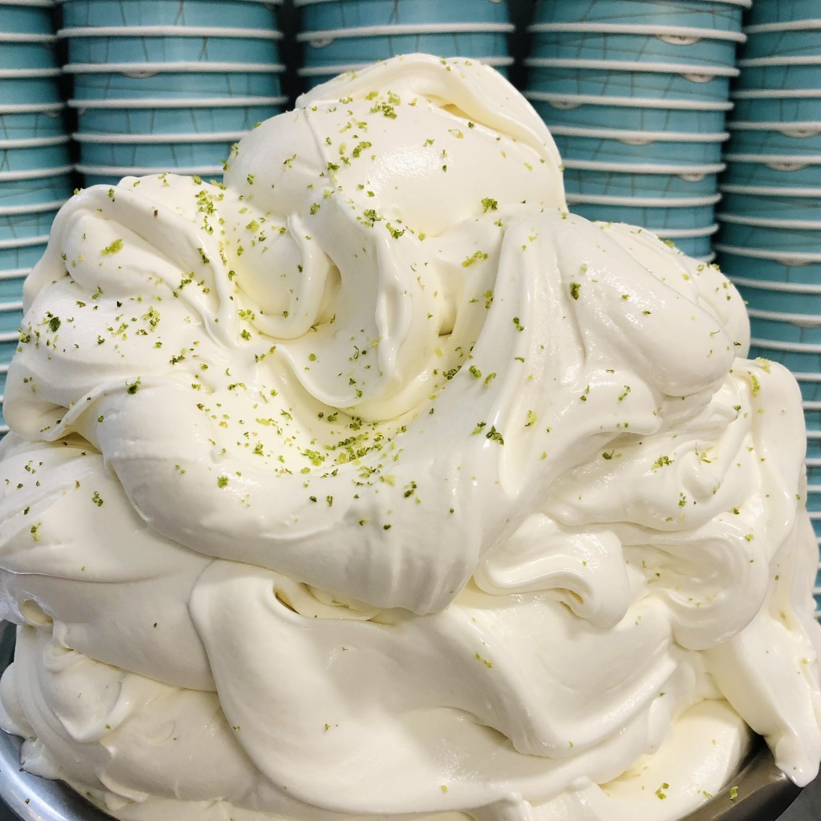 Sommer-Eis White Chocolate Lime: weißes Schokoladeneis mit Limettenabrieb in der Eiswanne bei Katchi