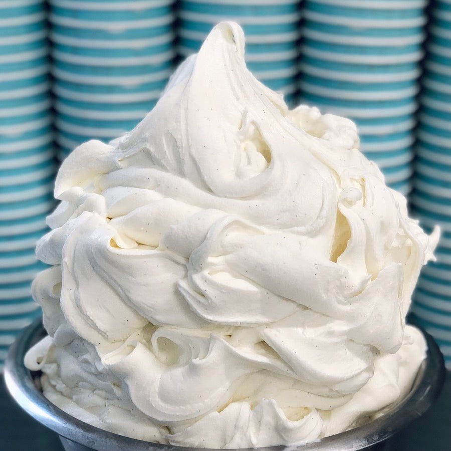 Cremiges Bourbon-Vanilleeis von Katchi, aufgetürmt in der Eiswanne