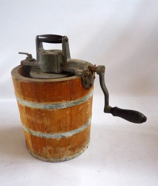 Alte Holz-Eismaschine mit Handkurbel
