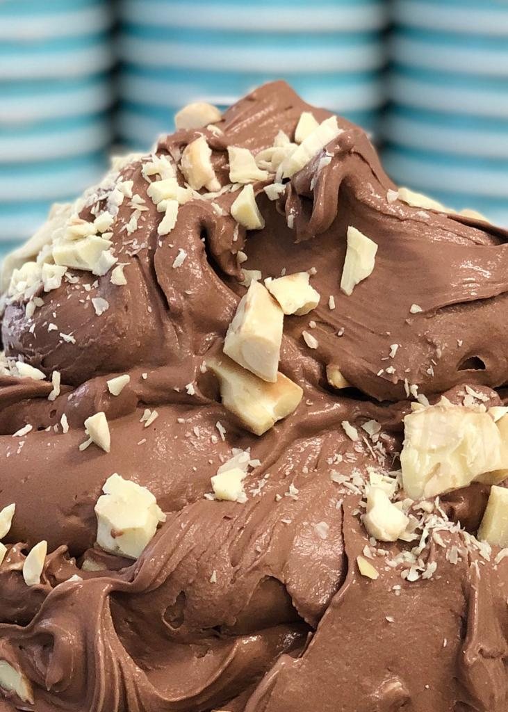 Milchschokoladeneis mit Stücken weißer Schokolade und Mandeln