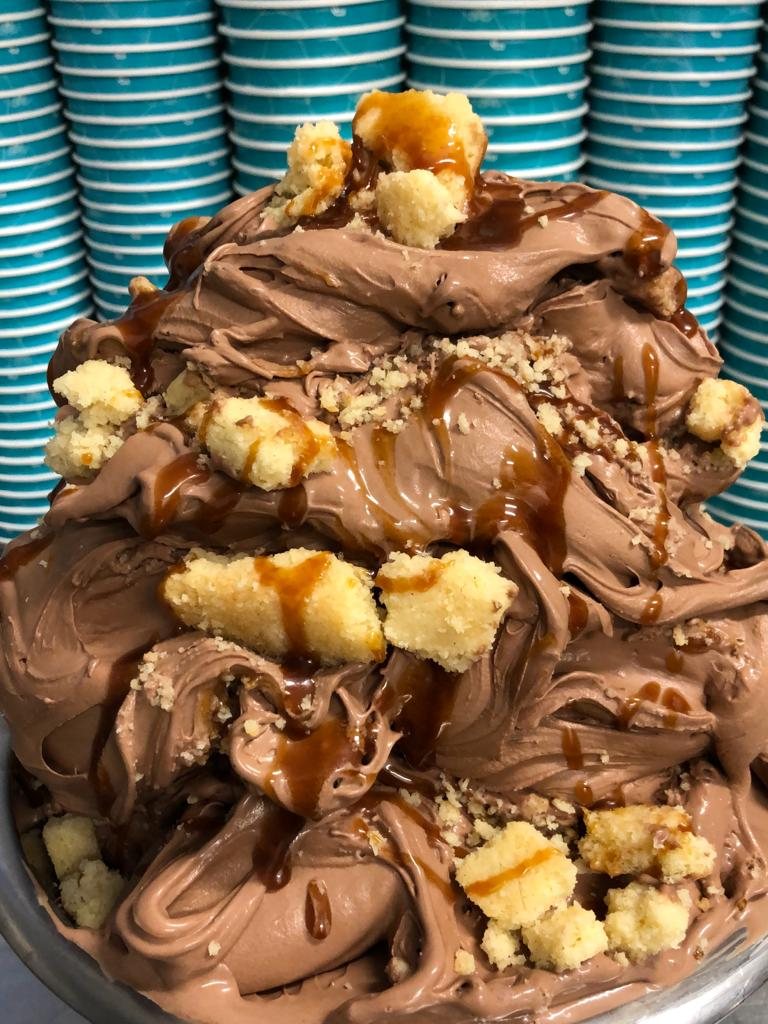 Milchschokoladeneis mit Twix-Stücken und Karamell