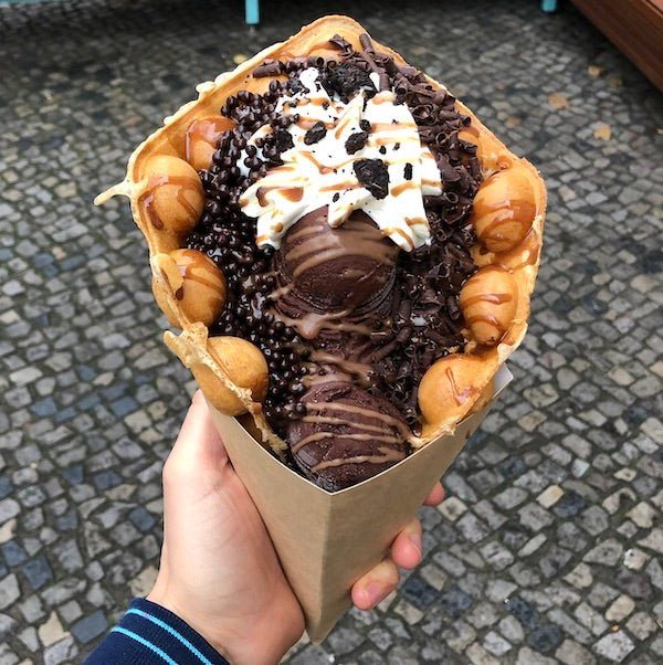 Willy Wonka Bubble Waffle mit Schokoeis, Sahne und Cookie-Crumbles
