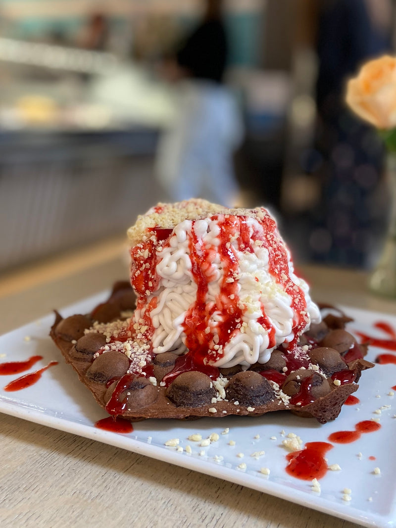 Spaghettieis auf einer Bubble Waffle